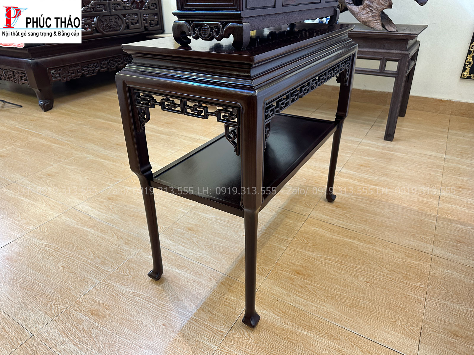 Kiểu dáng bàn bày đồ gỗ gụ đơn giản nhưng sang trọng