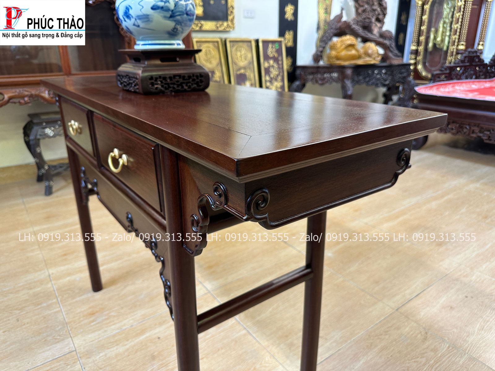 Bàn bày đồ lối tàu thiết kế đơn giản, kiểu dáng thanh thoát