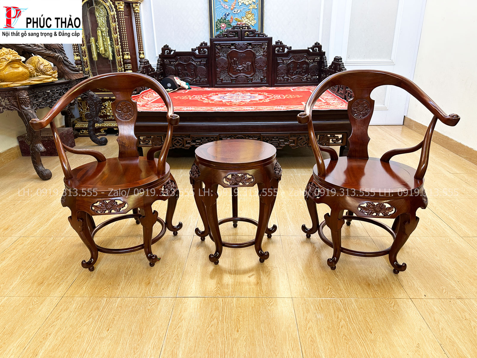 Thông tin sản phẩm  Tên sản phẩm : bộ bàn trà ghế minh thúng  Bộ gồm 3 món : 2 ghế ngồi và 1 kẹp  Chất liệu : gỗ gụ ( chất gỗ nặng ,không bị mối mọt ,cong vênh ) Kích thước :  +Ghế ngồi : cao tổng thể 90cm ( mặt ngồi cao 45cm ) x rộng 55cm  + Đôn : cao 55 x đường kính 40cm  •	Màu sắc : màu nâu cánh gián ( quý khách có thể đặt làm màu sắc theo yêu cầu ) •	Sản xuất : tại Đồ Gỗ Phúc Thảo ,làng nghề gỗ truyền thống Hải Minh – Hải Hậu – Nam Định •	Hotline : 0919 313 555 ( zalo ) •	Giao lưu vận chuyển và lắp đặt toàn quốc !!! bàn trà ghế minh thúng gỗ gụ