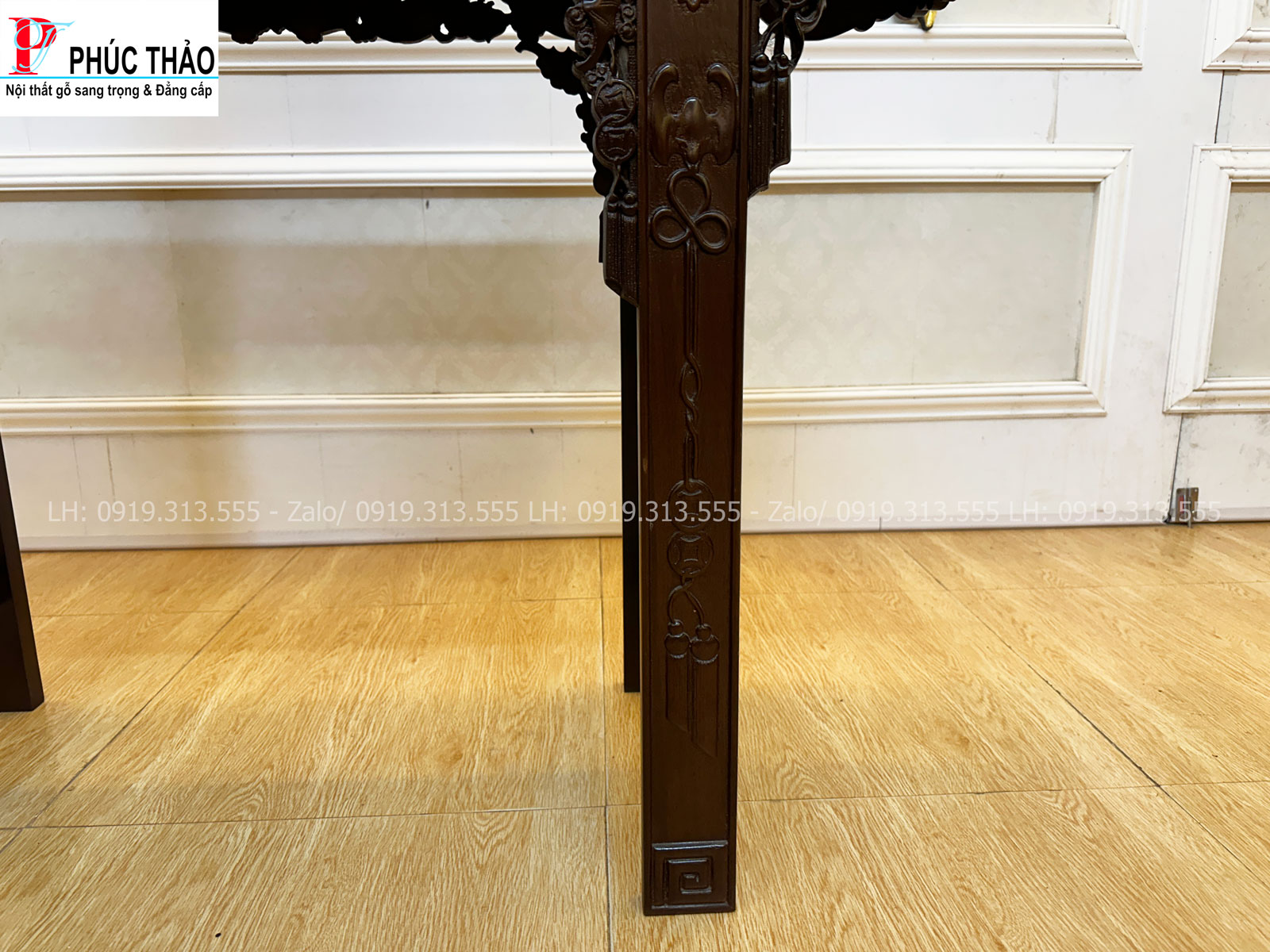 Tổng thể thiết kế của chiếc bàn trung đường bày đồ chạm dơi