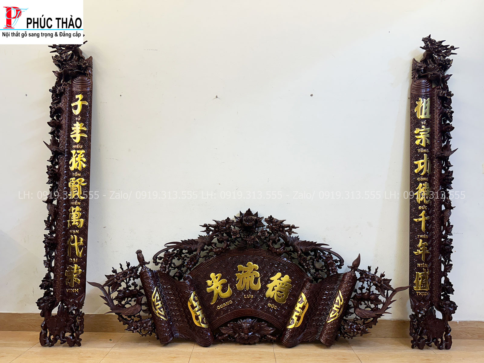 Thông tin sản phẩm • Tên sản phẩm : cuốn thư câu đối gỗ gụ chạm mai Đức – Lưu – Quang • Chất liệu : gỗ gụ ( chất gỗ nặng ,không bị mối mọt cong vênh ) • Kích thước : cuốn thư ngang 1m97 x cao 87cm x dày 5cm • Câu đối : cao 1m97 x ngang 27 x dày 5cm • Màu sắc : màu gỗ tự nhiên ,pu thủ công • Tuổi thọ trung bình : trên 100 năm • Sản xuất : tại Đồ Gỗ Phúc Thảo ,làng nghề gỗ truyền thống Hải Minh – Hải Hậu – Nam Định • Hotline : 0919 313 555 ( zalo ) • Giao lưu vận chuyển và lắp đặt toàn quốc !!! • Nhận làm hàng đặt theo kích thước ,mẫu mã yêu cầu Thông tin sản phẩm • Tên sản phẩm : cuốn thư câu đối gỗ gụ chạm mai Đức – Lưu – Quang • Chất liệu : gỗ gụ ( chất gỗ nặng ,không bị mối mọt cong vênh ) • Kích thước : cuốn thư ngang 1m97 x cao 87cm x dày 5cm • Câu đối : cao 1m97 x ngang 27 x dày 5cm • Màu sắc : màu gỗ tự nhiên ,pu thủ công • Tuổi thọ trung bình : trên 100 năm • Sản xuất : tại Đồ Gỗ Phúc Thảo ,làng nghề gỗ truyền thống Hải Minh – Hải Hậu – Nam Định • Hotline : 0919 313 555 ( zalo ) • Giao lưu vận chuyển và lắp đặt toàn quốc !!! • Nhận làm hàng đặt theo kích thước ,mẫu mã yêu cầu