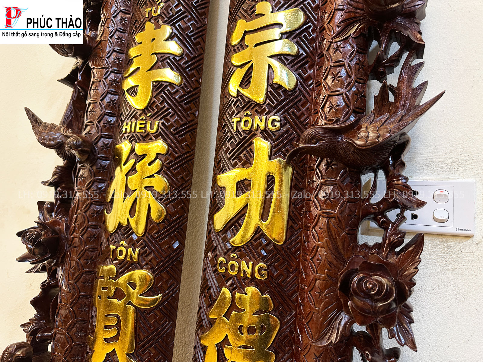 Cuốn thư câu đối gỗ gụ chạm Mai “Đức Lưu Quang” – vẻ đẹp khác biệt đến từ từng đường đục Cuốn thư câu đối gỗ gụ chạm Mai “Đức Lưu Quang” – vẻ đẹp khác biệt đến từ từng đường đục
