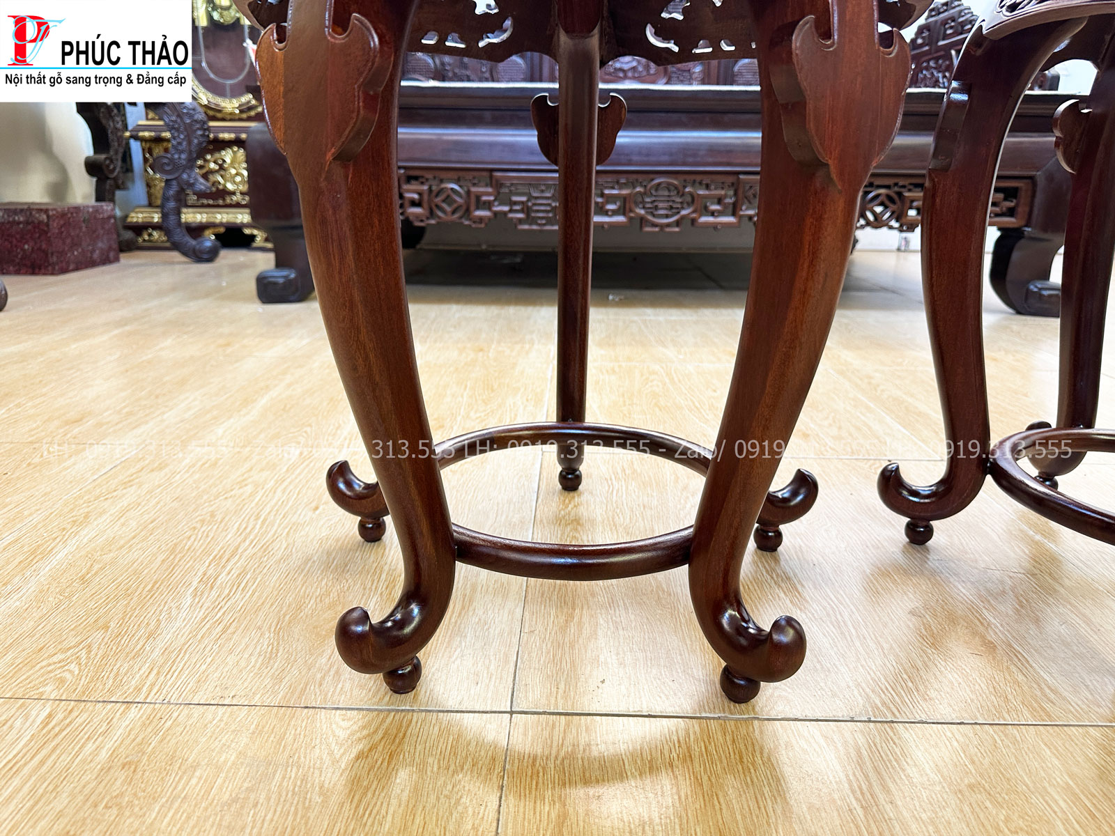 Thiết kế chân cong uyển chuyển ,vững trãi