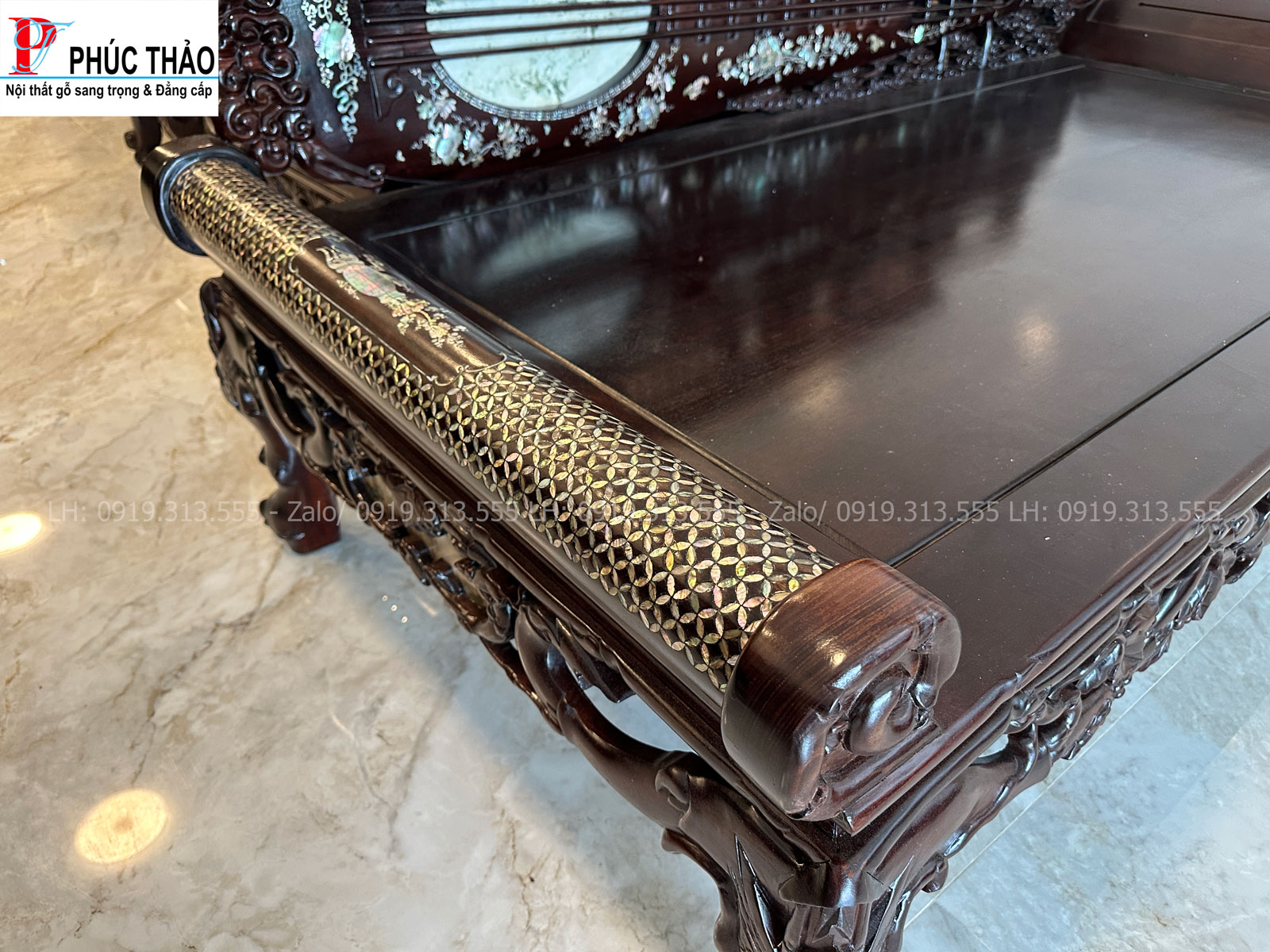 Thiết Kế Cây Đàn Cổ Độc Đáo Trên Giường Phương Lười