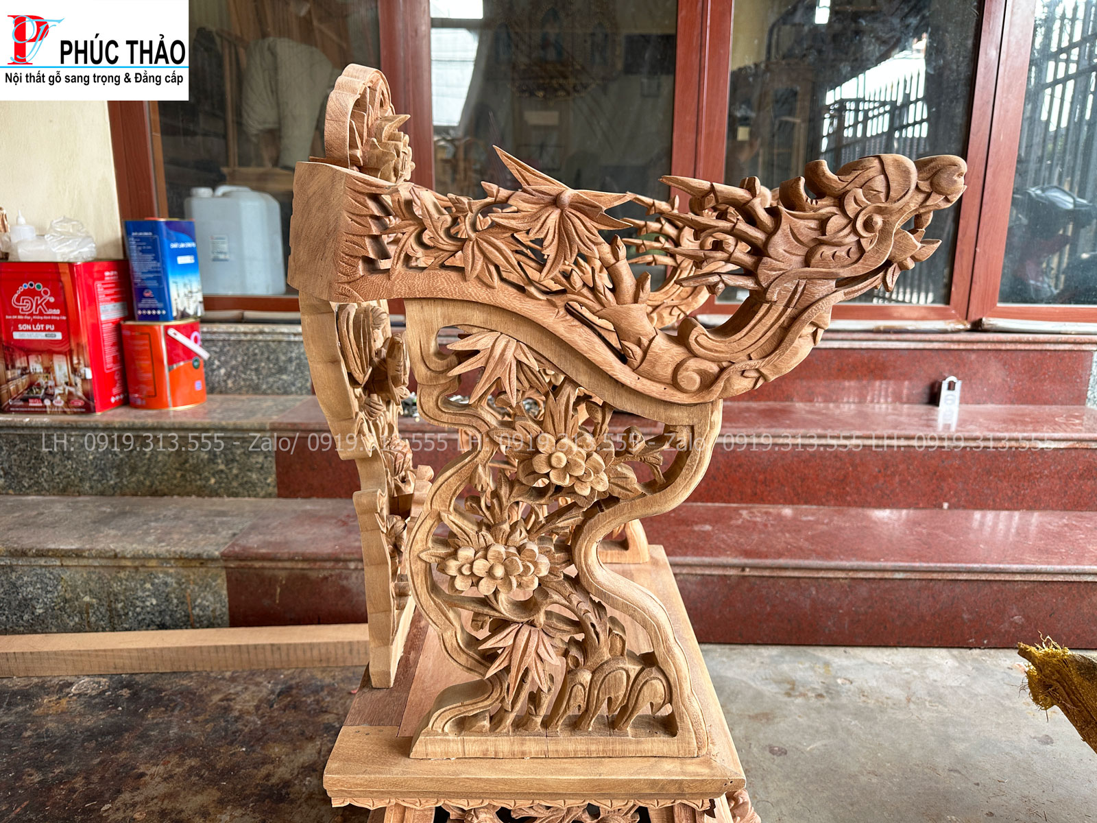 Các đường nét chạm nổi tỉ mỉ sống động của ngai thờ Các đường nét chạm nổi tỉ mỉ sống động của ngai thờ