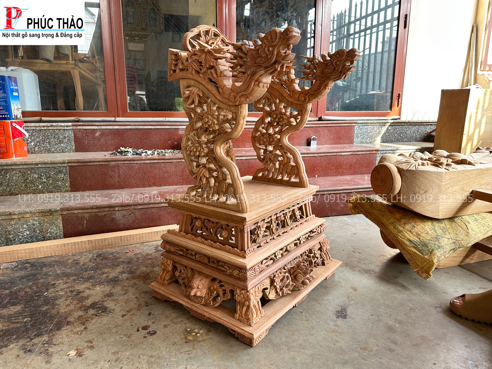 Các đường nét chạm nổi tỉ mỉ sống động của ngai thờ Các đường nét chạm nổi tỉ mỉ sống động của ngai thờ