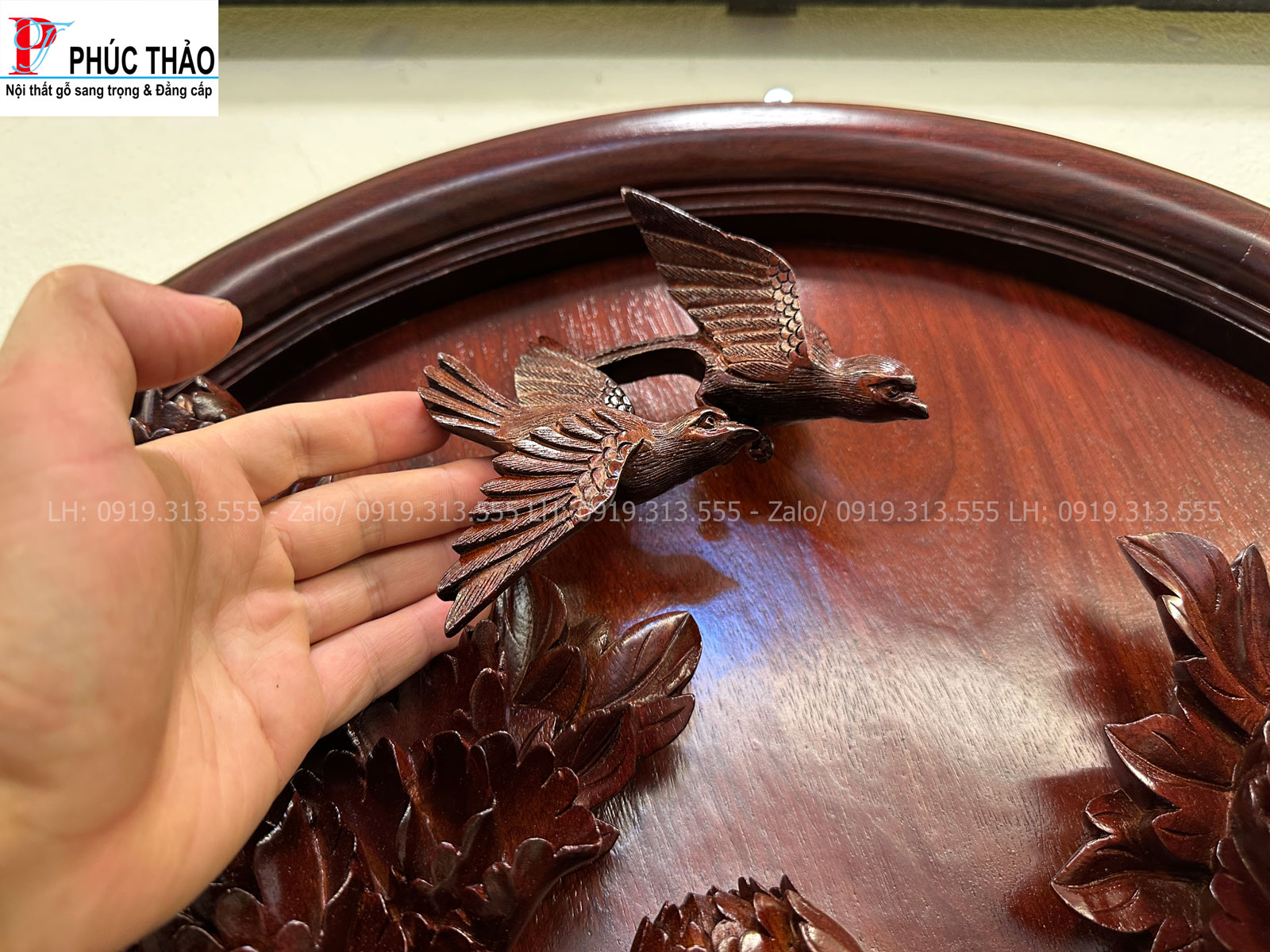 Bố cục tròn hài hòa tôn lên vẻ đẹp tổng thể bức tranh