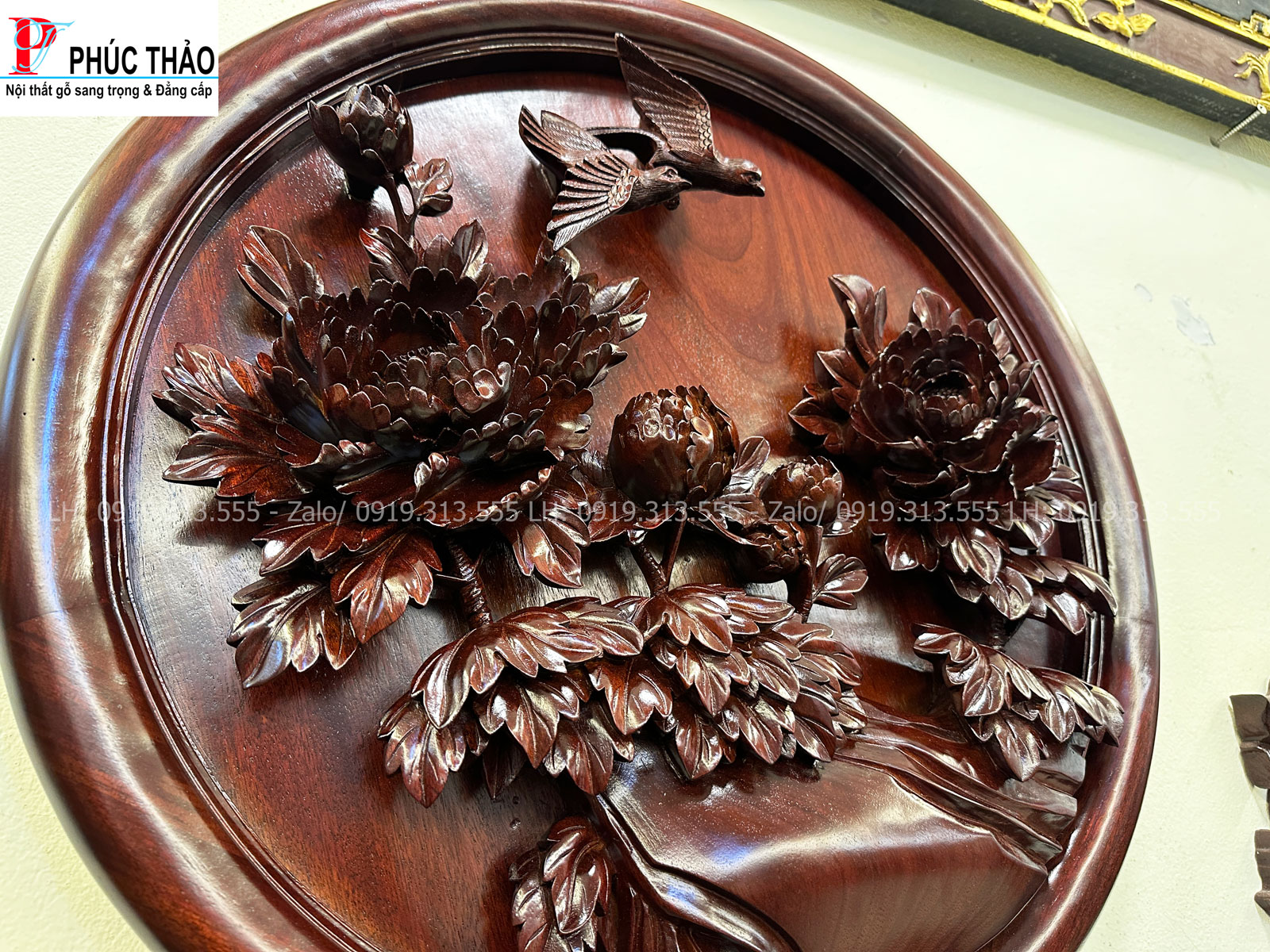 Bố cục tròn hài hòa tôn lên vẻ đẹp tổng thể bức tranh