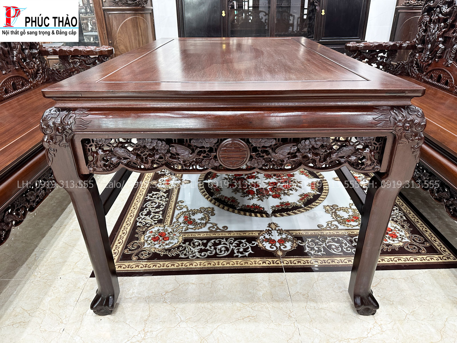 Các đường nét được chạm khắc tinh xảo ,sống động