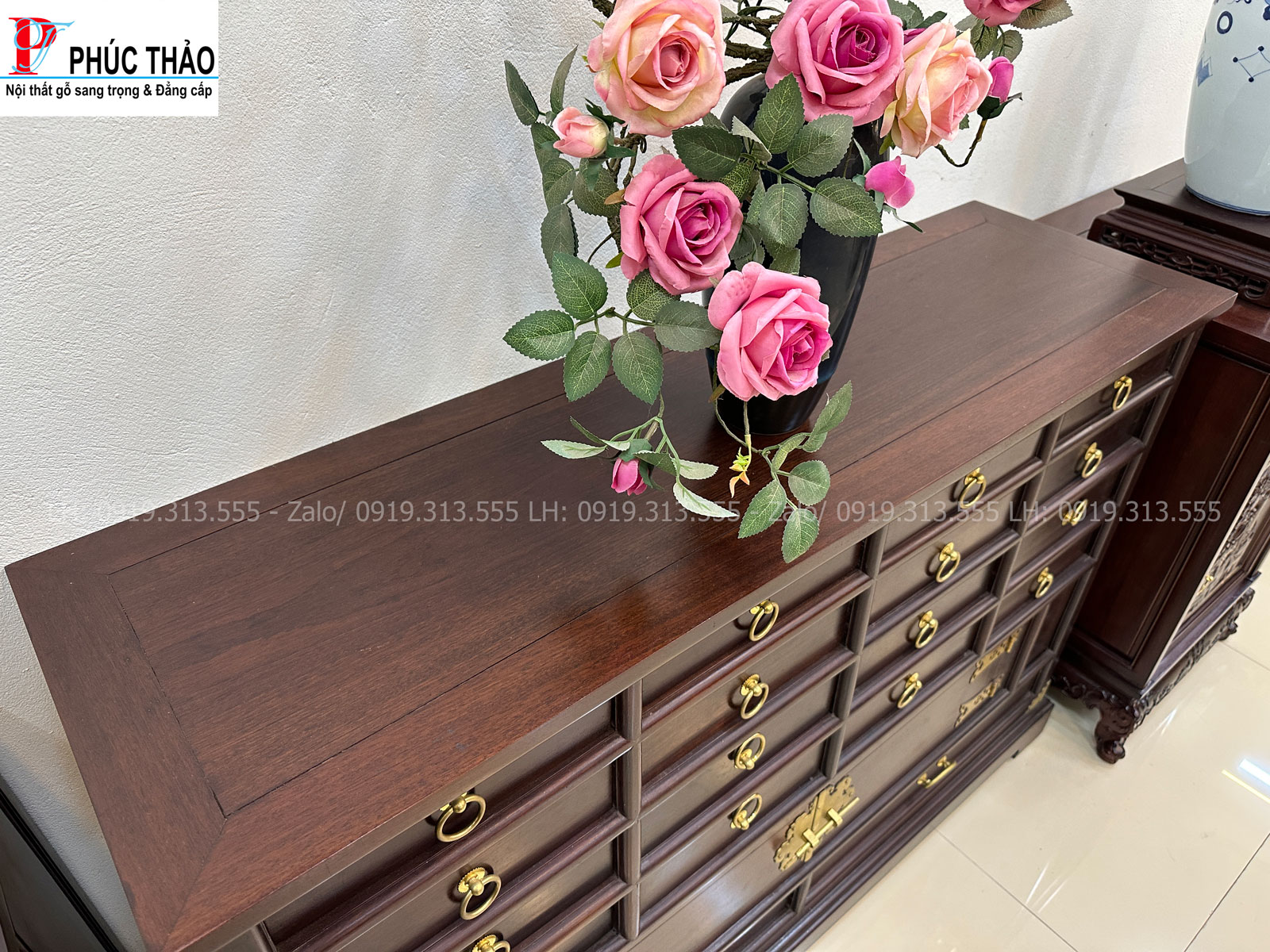 Thiết kế cân đối kết hợp tay nắm đồng cổ điển Thiết kế cân đối kết hợp tay nắm đồng cổ điển